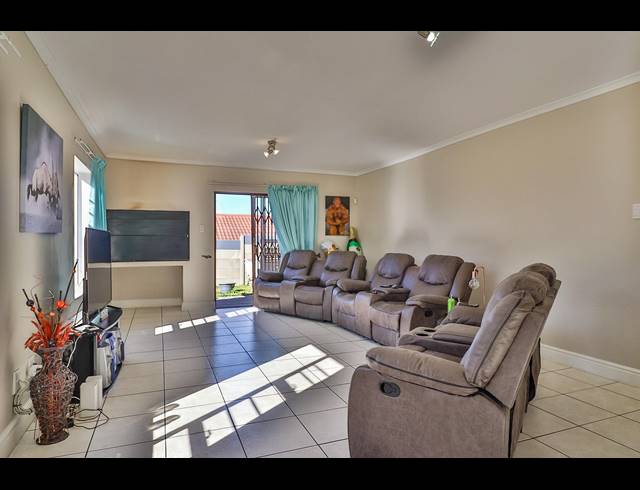 3 BEDROOM TOWNHOUSE RENTED IN LORRAINE